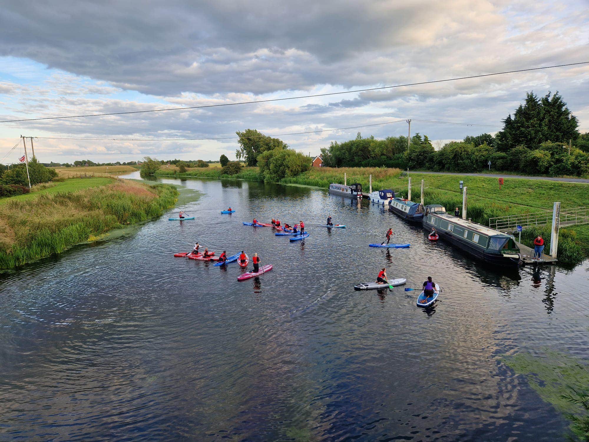 Guides paddleboarding